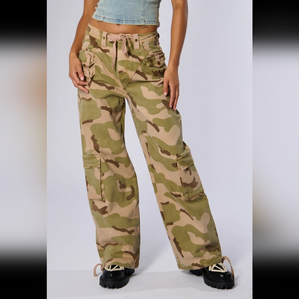 NWOT ON TOP OF IT CAMO JOGGER - L